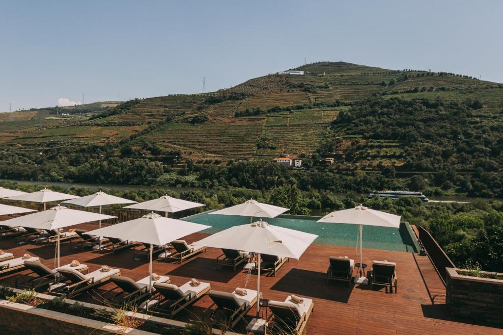 zwembadterras met ligbedden boven de Douro