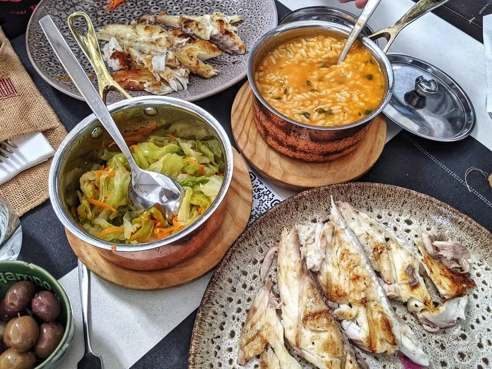 schotels met gegrilde vis, rijst en kool