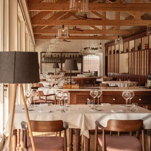 lichtrijke eetzaal met gedekte tafels